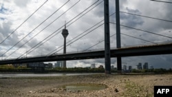 Rinul secat parțial la Duesseldorf, în vestul Germaniei, pe 20 august 2026.