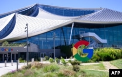 Autoritățile americane ar putea cere Google să renunțe la acordurile cu companii precum Apple sau Samsung prin care browserul lor și motorul lor de căutare apar ca default pe telefoanele multor utilizatori.