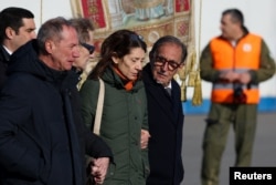 Presidenti i Senatit të Italisë, Ignazio La Russa, së bashku me familjarë të viktimave të zjarrit dhe shpërthimit të ndodhur natën e Vitit të Ri në Crans-Montana, pas riatdhesimit të trupave të viktimave me avionë ushtarakë, në aeroportin Linate të Milanos.