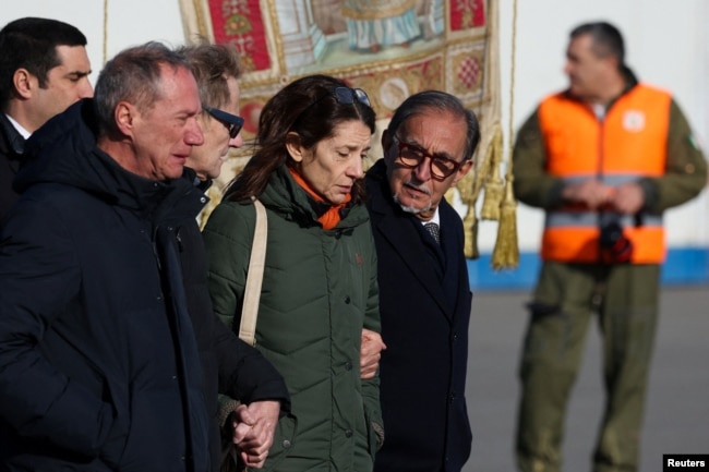 Presidenti i Senatit të Italisë, Ignazio La Russa, së bashku me familjarë të viktimave të zjarrit dhe shpërthimit të ndodhur natën e Vitit të Ri në Crans-Montana, pas riatdhesimit të trupave të viktimave me avionë ushtarakë, në aeroportin Linate të Milanos.