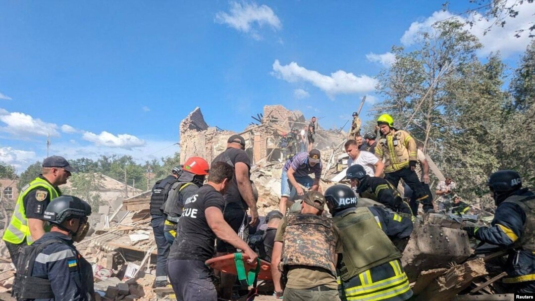 Spasioci rade na mestu smrtonosnog ruskog raketnog napada, Krivij Rih 12. juna