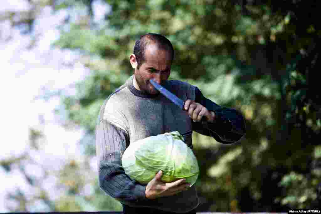 Yük maşınında kələm satan oğlan.
