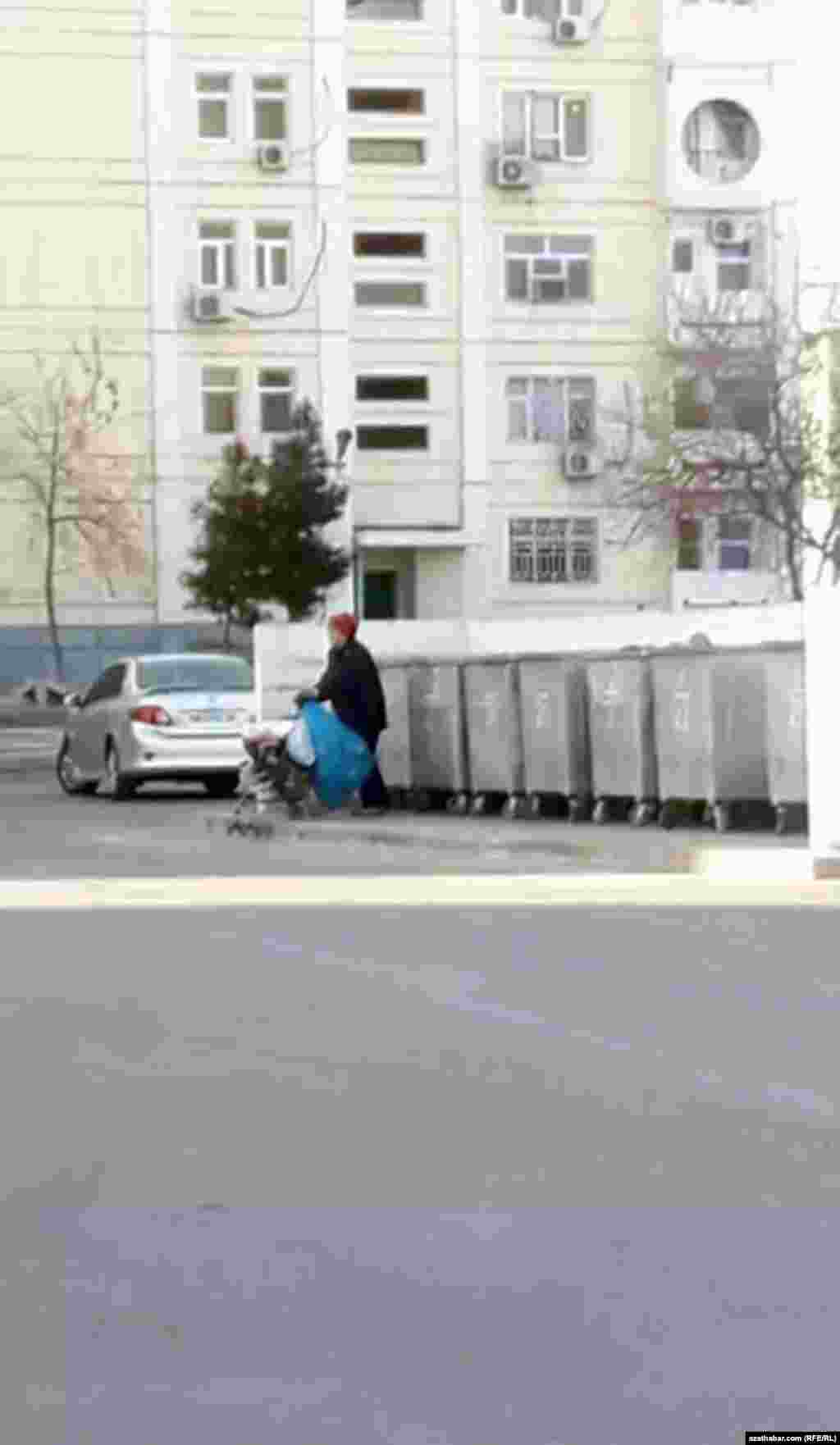 Aşgabat. Zir-zibilleri ýygnaýan aýal. Fewral, 2020. &nbsp;