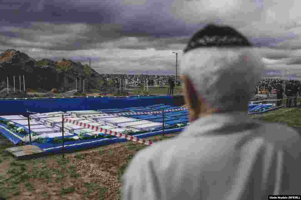 An elderly man looks at the site owhere the Brest ghetto victim remains were reburied in Brest, Belarus, on May 22. (Uladz Hrydzin, RFE/RL)