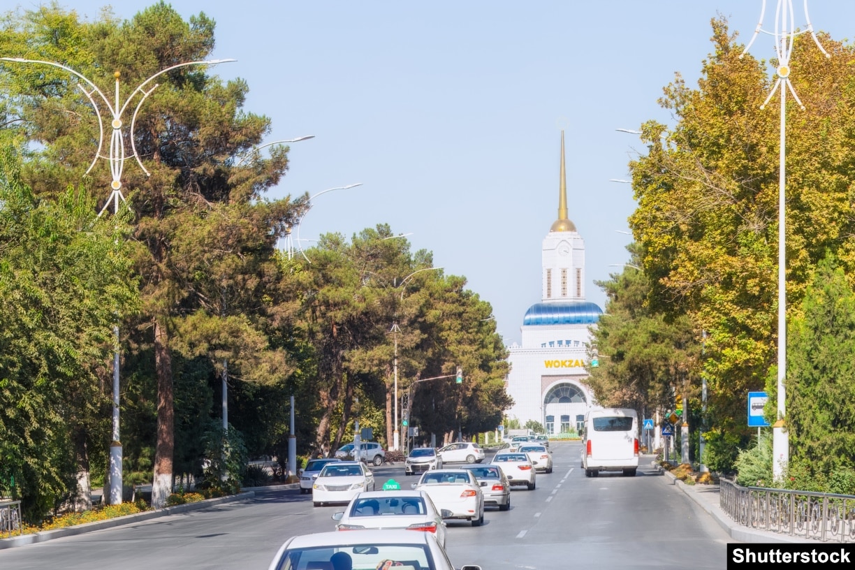 Rrugë në Ashgabat që të çon në stacionin kryesor të trenit në qytet.