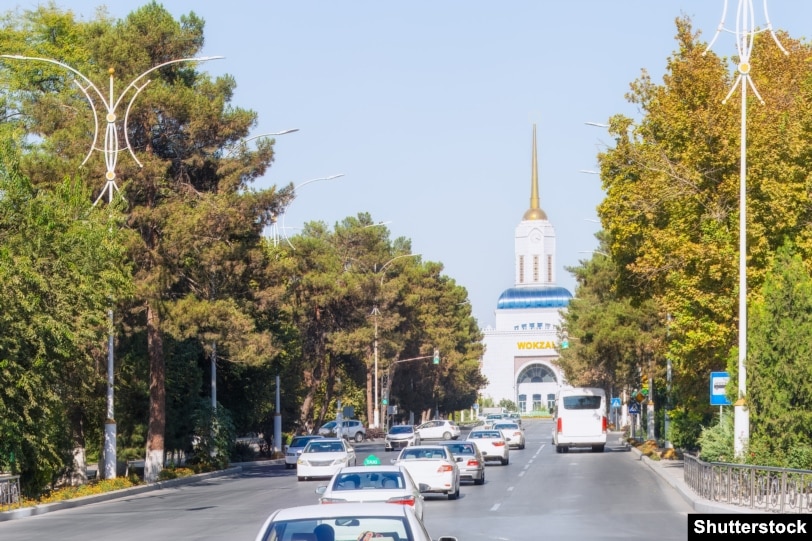 Rrugë në Ashgabat që të çon në stacionin kryesor të trenit në qytet.
