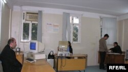 40 kv.metr otaq, 4 kompüter və 30 nəfərə yaxın işçi-«Azadlıq» «Yeni Müsavat»ın ofisində, 29 noyabr 2006