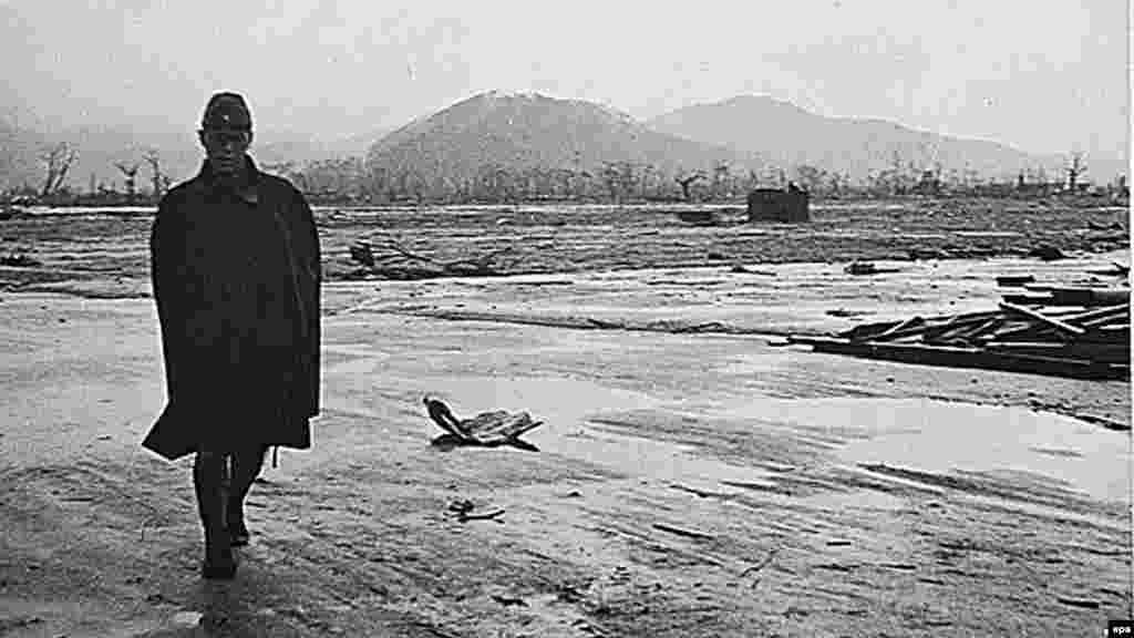 Un soldat japonez între ruinele lăsate în urmă de bomba atomică de la Hiroshima. Imagine din septembrie 1945.&nbsp; &nbsp;