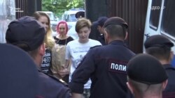 Учасниць Pussy Riot заарештували відразу після звільнення