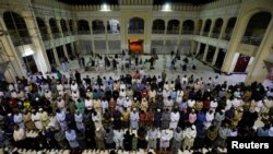 نماز جماعت در یکی از مساجد پاکستان