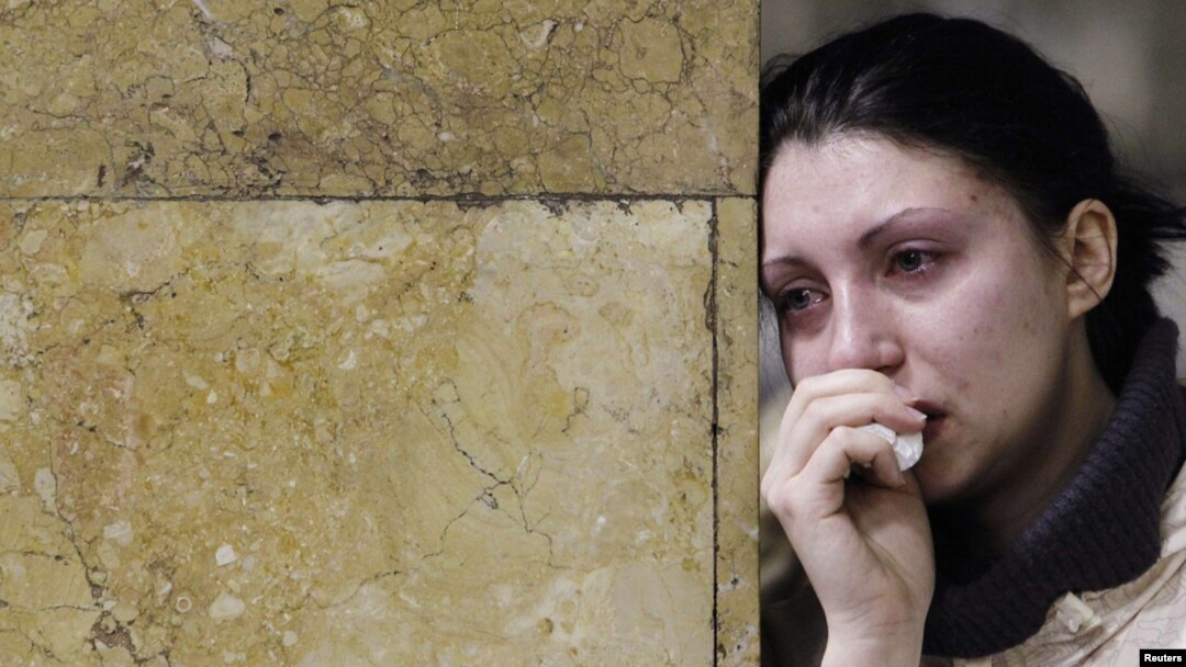 Žena plače na stanici metroa Park Kultury u Moskvi, 30. marta 2010.