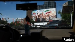 Tehranda İranın mərhum Ali lideri Əli Xameneinin təsviri olan reklam lövhəsi.