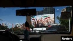 یک بیلبورد تبلیغاتی در میدان ولی عصر تهران به مناسبت چهلمین روز کشته شدن علی خامنه‌ای، رهبر پیشین جمهوری اسلامی، در حملات آمریکا و اسرائیل 