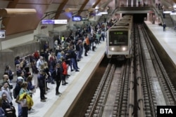 Хората чакат да се качат на метрото, 14 май 2025 г.