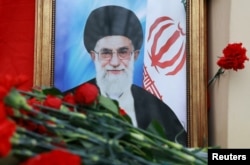 Цветы у портрета бывшего Высшего руководителя Ирана Али Хаменеи, убитого в результате американо-израильского воздушного удара, в иранском посольстве в Москве. 2 марта 2026 года