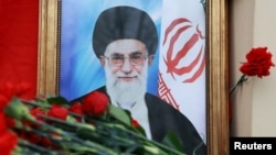 Портрет на убития върховен лидер на Иран аятолах Али Хаменей пред иранското посолство в Москва