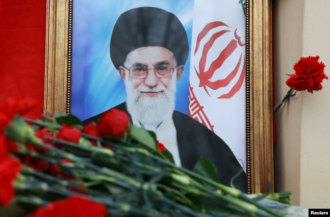 Lule pranë një portreti të ish-udhëheqësit suprem iranian Ali Khamenei, i vrarë në një sulm ajror amerikano-izraelit, në ambasadën iraniane në Moskë më 2 mars 2026.
