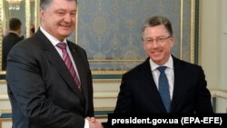 Ուկրաինայի նախագահ Պետրո Պորոշենկոն ԱՄՆ հատուկ բանագնաց Քուրթ Վոլքերի հետ, Կիև, 16-ը մայիսի, 2018 թ․ 