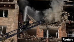 Рятувальники на місці російського удару в Харкові, 12 жовтня 2026 року