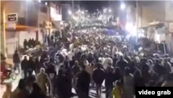 Антивладини демонстранти излегоа во иранскиот град Абданан на протест на 6 јануари 2026 година 