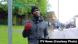 Забойца Майкл Адэбавале на месцы злачынства. 