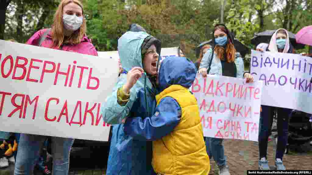 Від карантину страждають і малолітні діти, які вже три місяці змушені сидіти вдома з батьками, замість того, аби гратися з однолітками