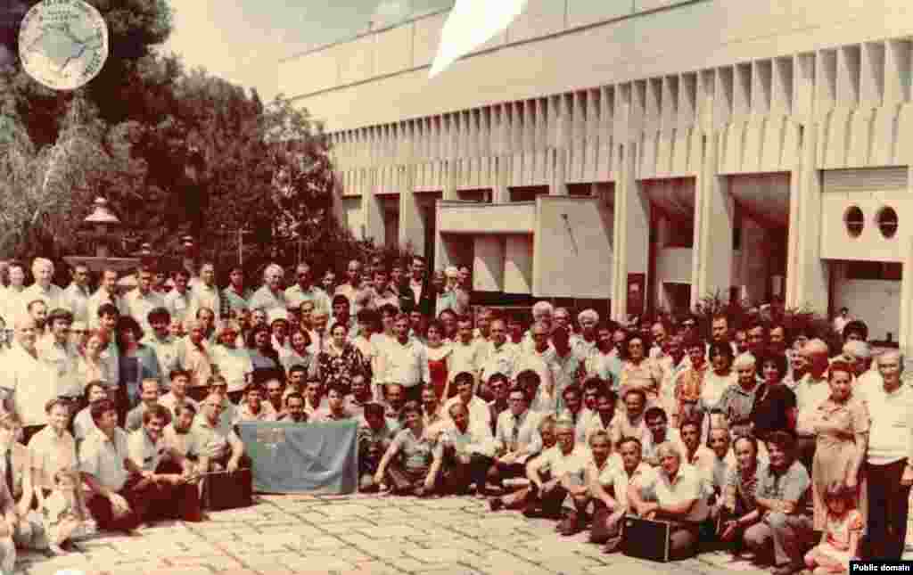 1991 елның июне. Акмәчеттә Икенче Корылтайда катнашучылар. Ике җыен арасында 70 елдан артык вакыт узган. 20нче гасыр башында расланган байрак депортациядән соң Кырымга кайткан кырымтатарлар кулында.&nbsp; &nbsp;