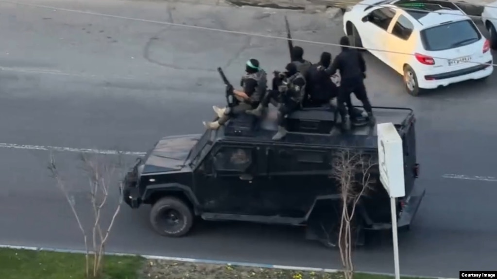 گشت‌زنی ماموران ویژه نقابدار سرکوب در خیابان‌‌های شهسوار