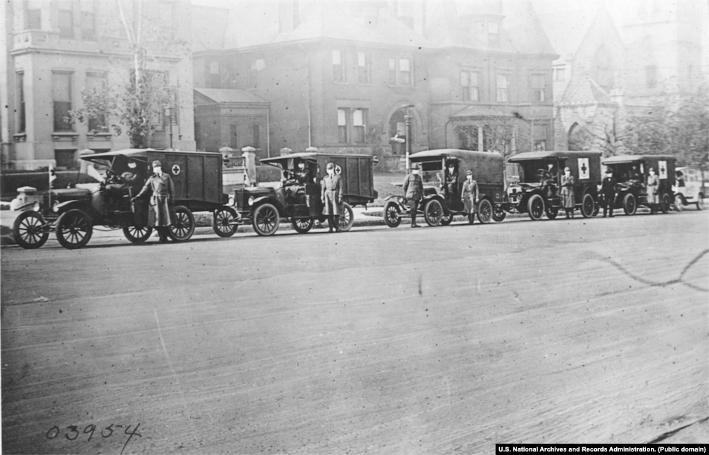 Redovi ambulantnih kola, tokom pandemija 1918. i 2020. godine.&nbsp;