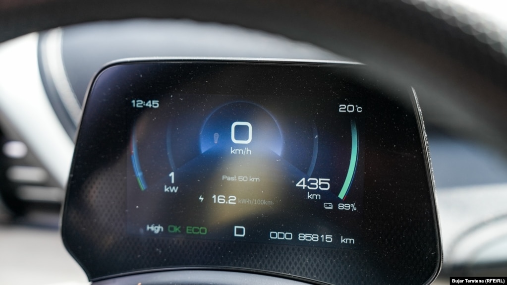 Një veturë elektrike, ku tregohen të dhënat se sa energji shpenzon ky mjet transportues. 