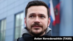 Ilya Yashin speaks to reporters outside a court in Moscow in January.