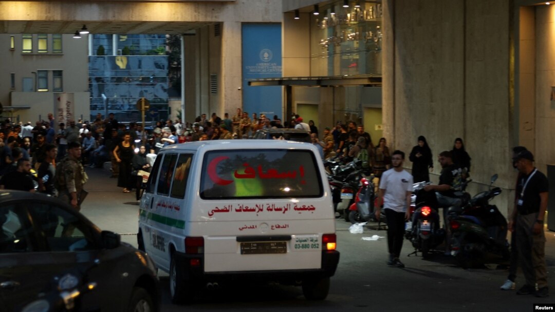 Spitalele din Beirut au fost copleșite în ultimele două zile de numărul victimelor în urma celor două explozii coordonate de electronice: mai întâi, pagerele, apoi stațiile de emisie-recepție.