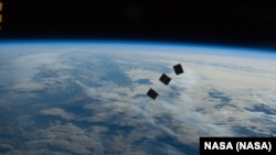 Stotine komercijalnih i vojnih satelita kruže u niskoj Zemljinoj orbiti.