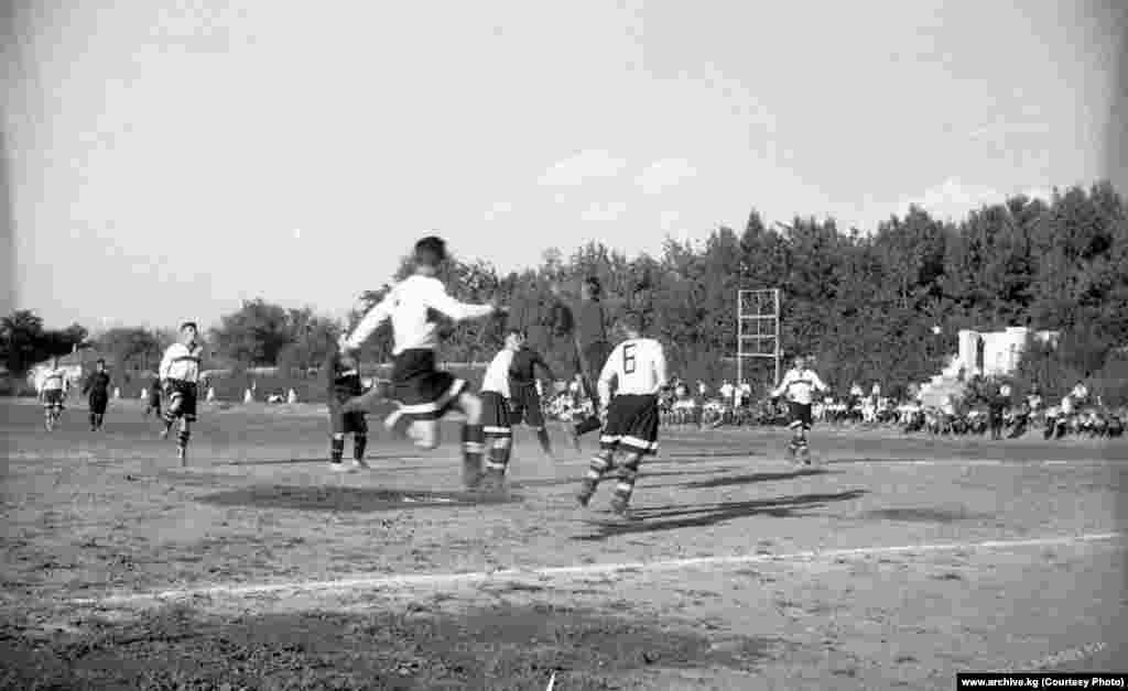 Фрунзе жана Сталинабад шаарларынын футбол боюнча курама командаларынын беттеши. 1948-жыл.&nbsp;