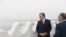 Президент Узбекистана Шавкат Мирзияев с руководителем «Узгидроэнерго» Абдугани Сангиновым на месте прорыва дамбы Сардобинского водохранилища. Сырдарья, мая 2020 года.