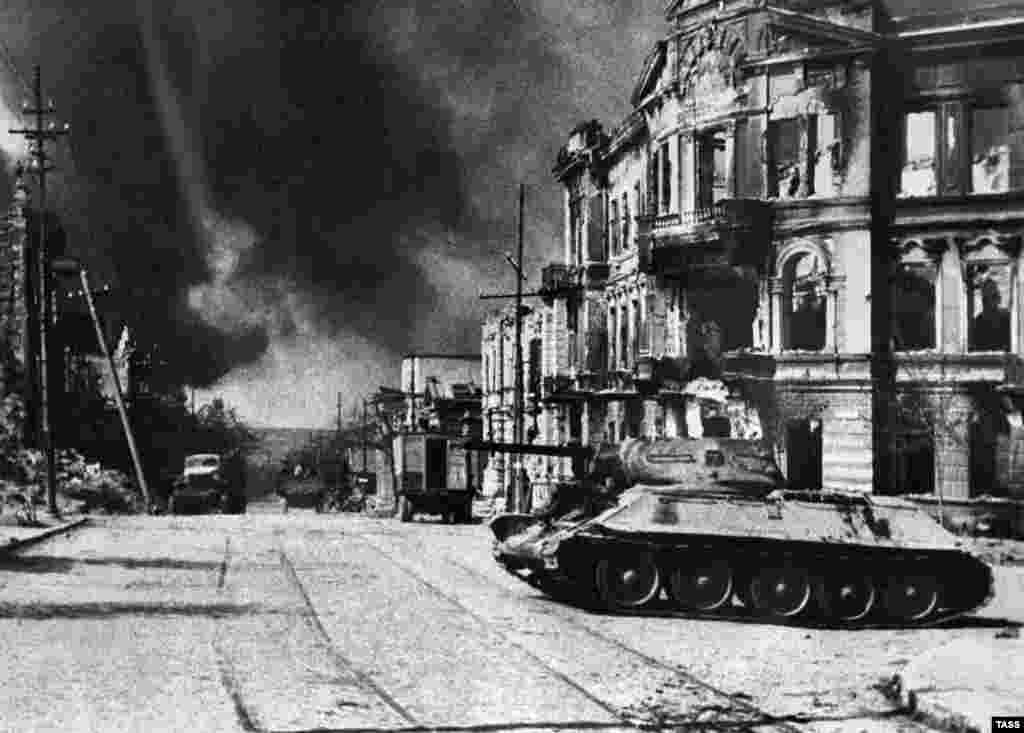 (Lenin Street in Sevastopol on May 9, 1944)