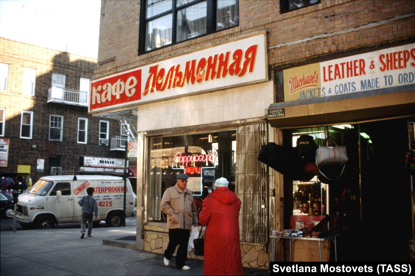 紐約布萊頓海灘的 Pelmennaya（餃子）咖啡館。從 20 世紀 70 年代開始，布萊頓海灘受到來自烏克蘭和俄羅斯的猶太移民的喜愛，因此獲得了「小敖德薩」的綽號。