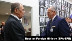 Ministrul rus de Externe, Sergei Lavrov (stânga) și ministrul polonez de Externe, Zbigniew Rau