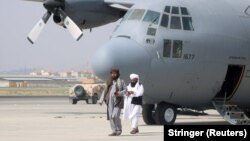 Представники «Талібану» біля військового літака через день після виведення американських сил з аеропорту Кабула, Афганістан, 31 серпня 2021 року