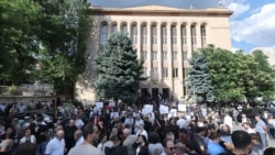 Ընդդիմադիր ուժերի աջակիցները հավաքվել են ՍԴ շենքի մոտ, արդար որոշում են պահանջում