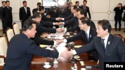 Pamje gjatë takimit të parë pas dy vitesh në mes të delegacioneve të Koresë Veriore dhe asaj Jugore.