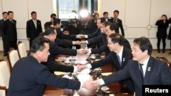 Делегации Южной Кореи и Северной Кореи во время встречи в Пханмунджоме. 9 января 2018 года.
