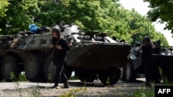 Ukrainian government forces at a checkpoint near the eastern city of Slovyansk, May 15, 2014