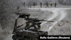 Військовослужбовці 66-ї ОМБр ЗСУ випробовують безпілотний наземний транспортний засіб із встановленим на ньому кулеметом Browning M2. Харківська область, грудень 2025 року