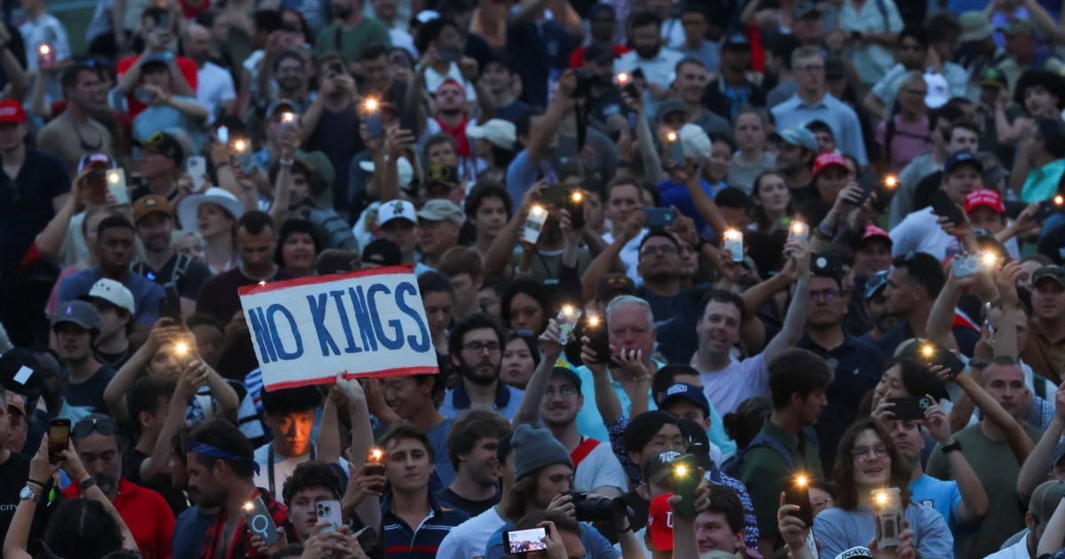 აშშ-სა და სხვა ქვეყნებში ხალხი იკრიბება ტრამპის საწინააღმდეგო აქციებზე - "არა მეფეებს"