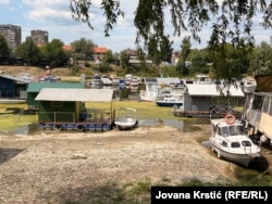 U Novom Sadu Dunav se povukao i na suvom tlu ostavio usidrene čamce i splavove, 23. jul 2026.