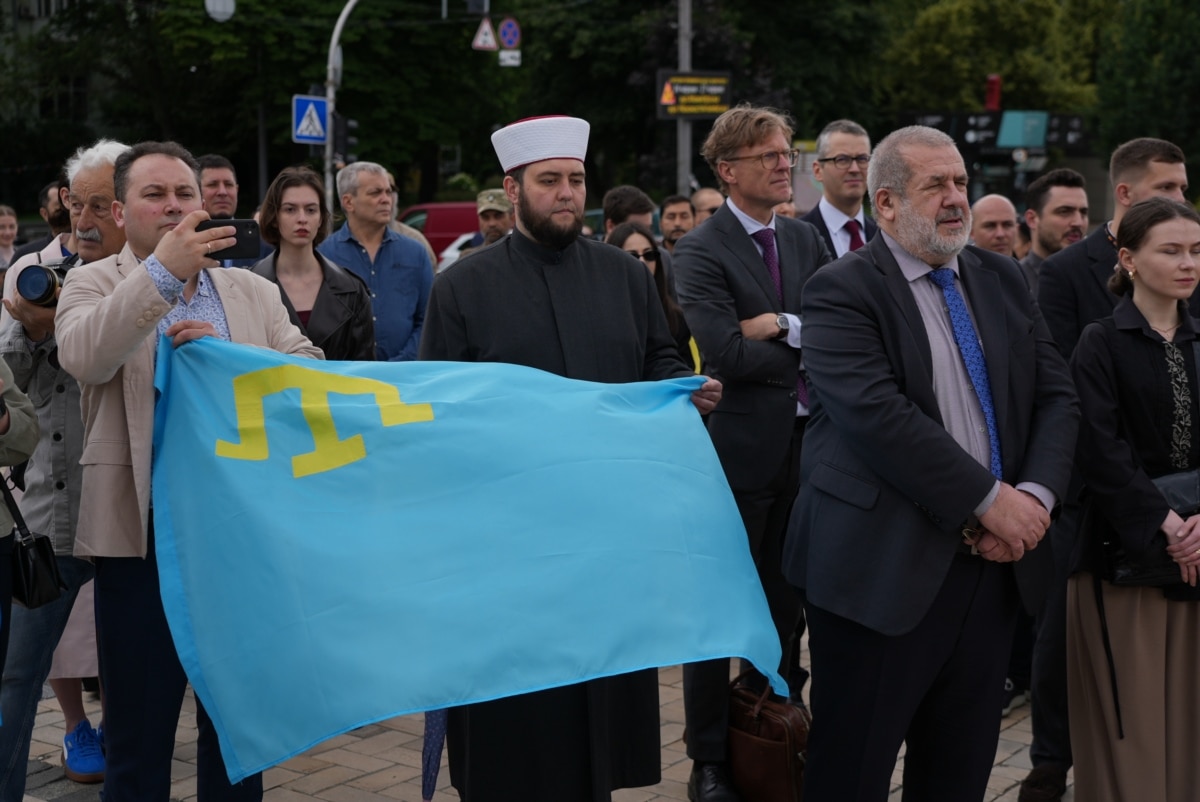 У Києві відзначили День кримськотатарського прапора: стяг розгорнули на Михайлівській площі