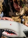 Військовий 422-го полку безпілотних систем «Люфтваффе» ЗСУ дивиться на розвідувальний БпЛА Shark під час запуску його з позиції поблизу лінії фронту на півдні України, 2026 рік 