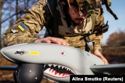 Військовий перевіряє безпілотник «Шарк» перед запуском (архівна світлина)