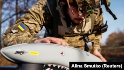 Український військовий готує до запуску дрон Shark у Харківській області, архівне фото